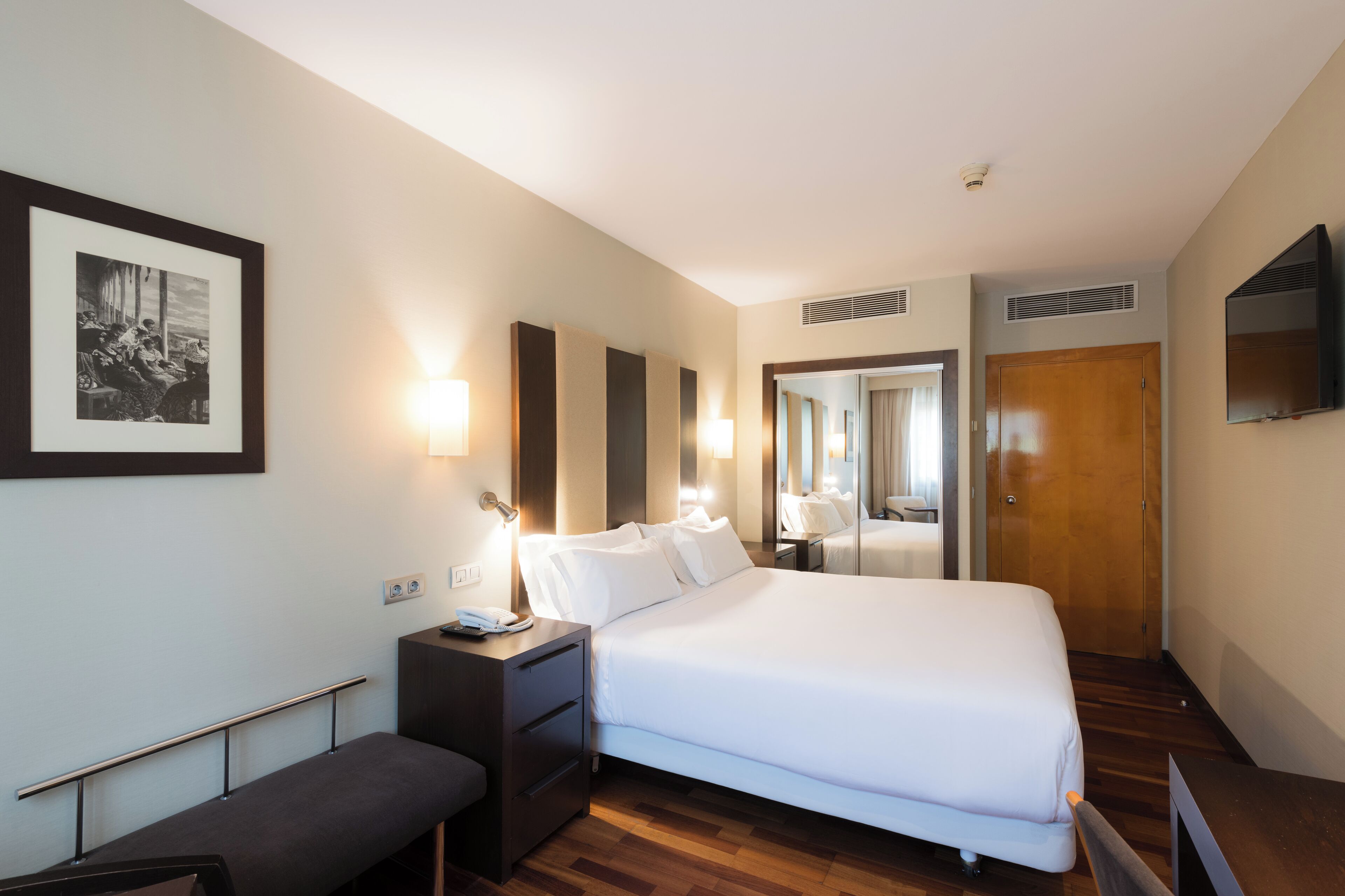 standard double room | minibar, in-room safe, desk, laptop workspace