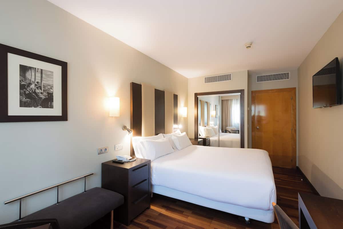 Standard Double Room | Minibar, in-room safe, desk, laptop workspace