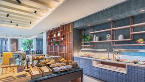 Een buffetgedeelte met diverse gerechten en een koffiehoek.