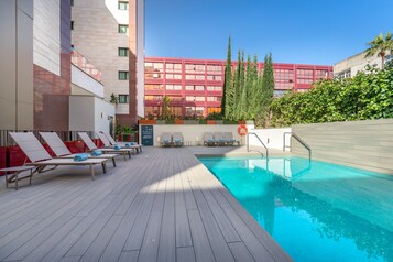 Una piscina al aire libre de temporada