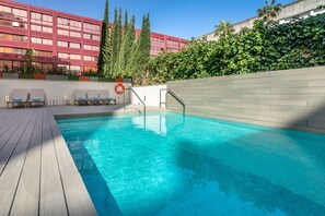 Una piscina al aire libre de temporada