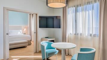 Minibar, caja de seguridad en la habitación y escritorio