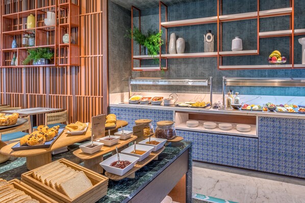 A buffet with various food items and a coffee station. - Occidental Sevilla Viapol (Seville)