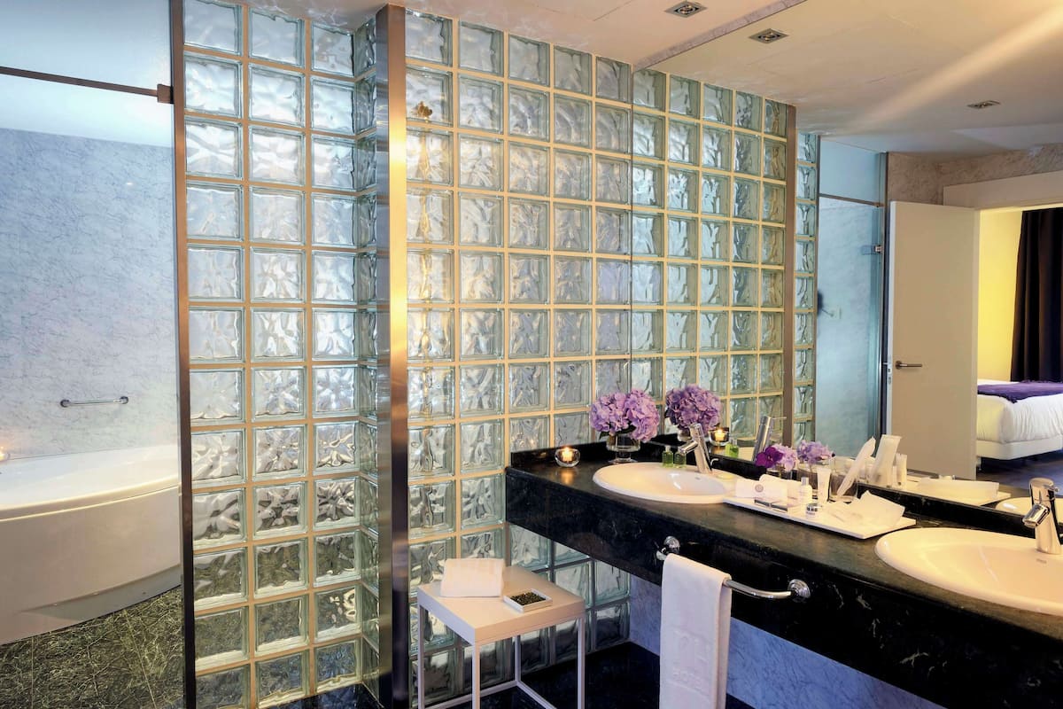 eco-friendly toiletries, hair dryer, towels