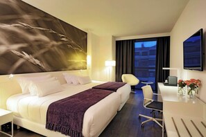 Minibar, caja de seguridad en la habitación y escritorio