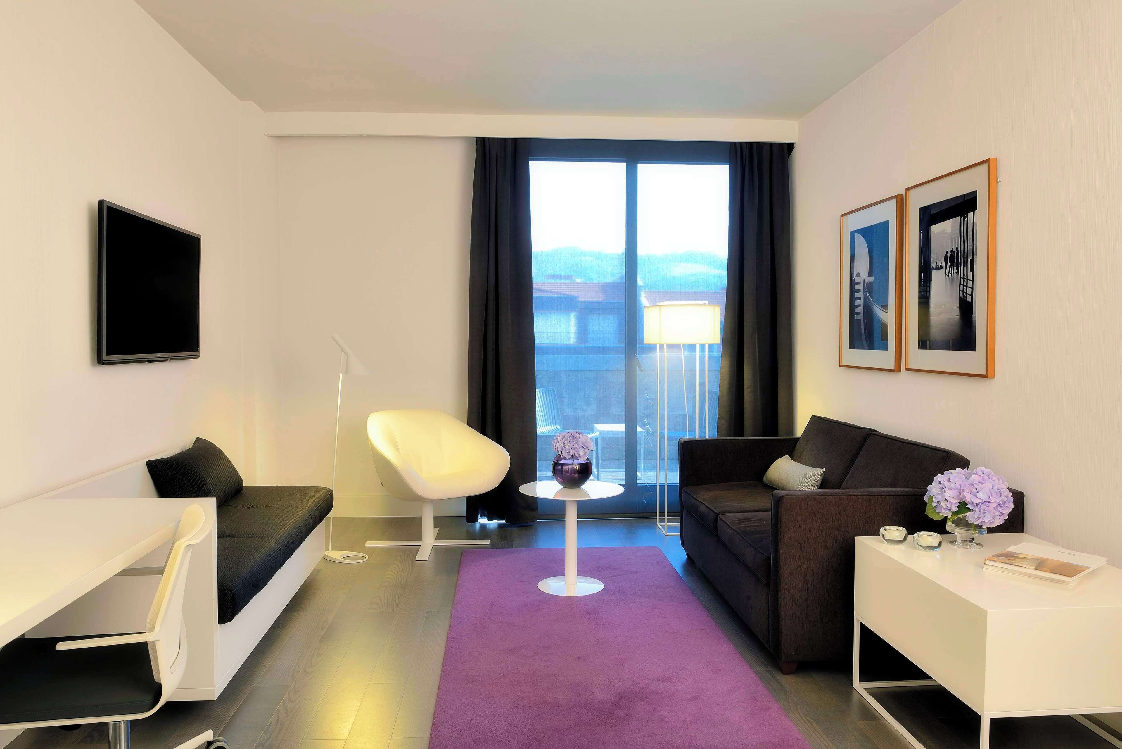 Een minibar, een kluis op de kamer, een bureau, verduisterende gordijnen