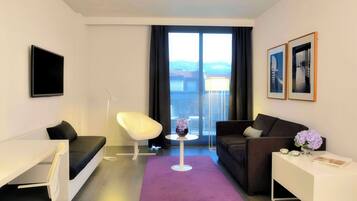 Een minibar, een kluis op de kamer, een bureau, verduisterende gordijnen