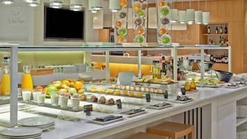 Se sirven comidas, cenas y cocina local