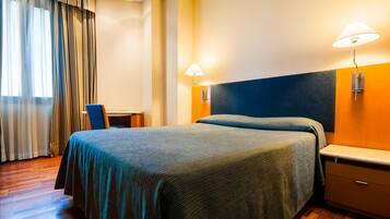 Een kluis op de kamer, een bureau, verduisterende gordijnen, gratis wifi