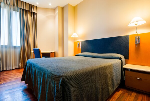 In-room safe, desk, blackout drapes, free WiFi - Hotel Villacarlos (Valencia)