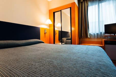 Caja de seguridad en la habitación, escritorio y cortinas blackout