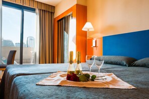 In-room safe, desk, blackout drapes, free WiFi - Hotel Villacarlos (Valencia)