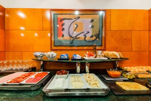 Daily buffet breakfast (EUR 9.95 per person) - Hotel Villacarlos (Valencia)