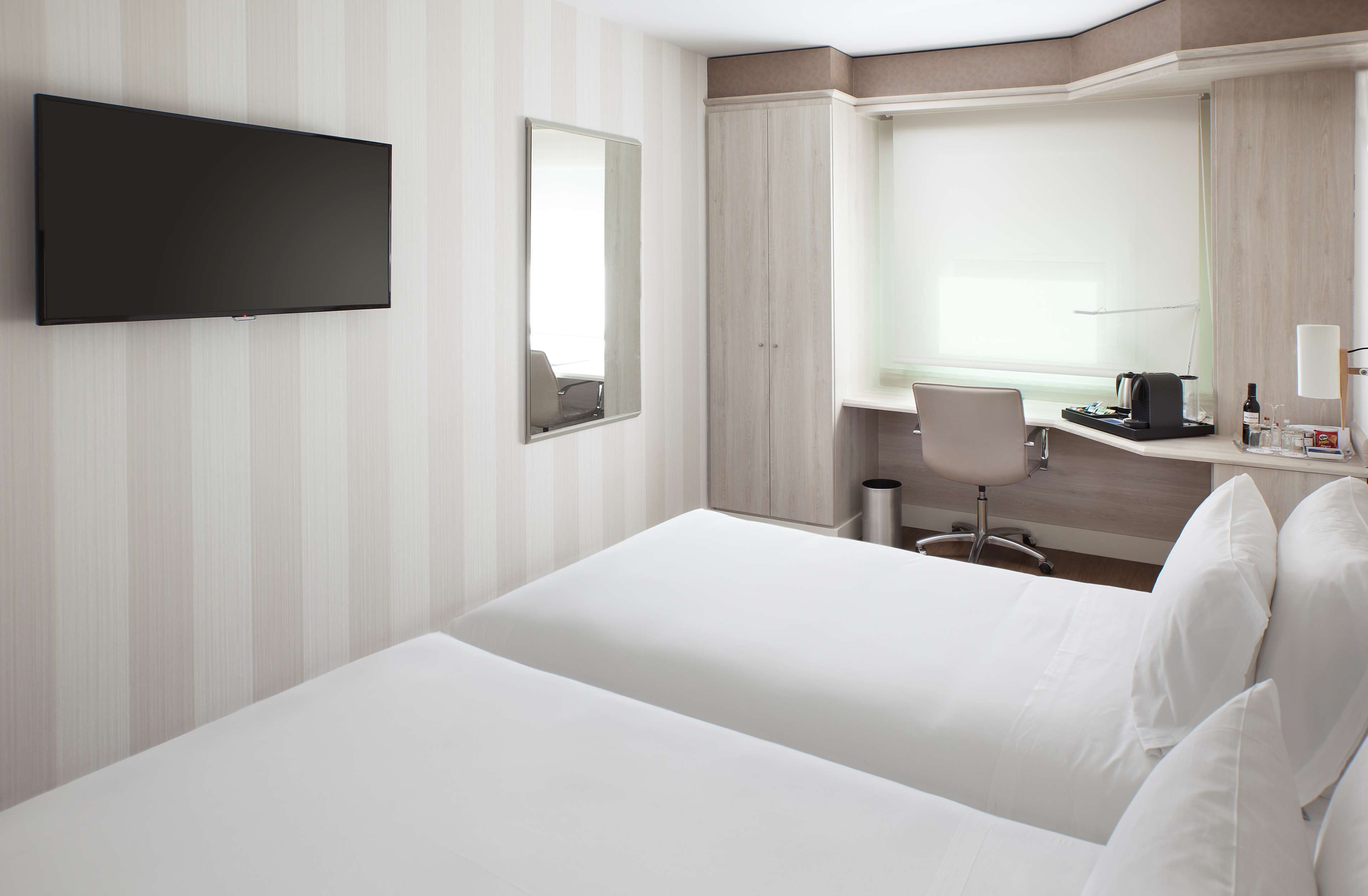 superior room | desk, soundproofing, bed sheets