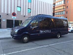 Desk, soundproofing, bed sheets - NH Madrid Barajas Airport (Madrid)