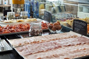 Ein Frühstücksbuffet mit verschiedenen Fleisch-, Käse- und Eiersorten.