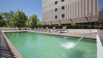 Piscina a l'aire lliure (horari: 11:00-20:00) i gandules