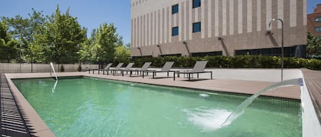 Alberca al aire libre, acceso de 11:00 a 20:00, y camastros