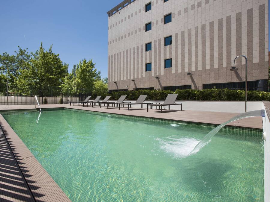 Una piscina al aire libre (de 11:00 a 20:00), tumbonas