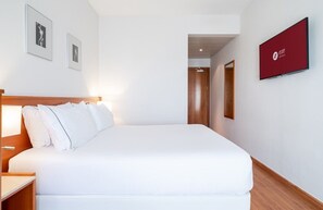 Een minibar, een kluis op de kamer, individueel gemeubileerd, een bureau