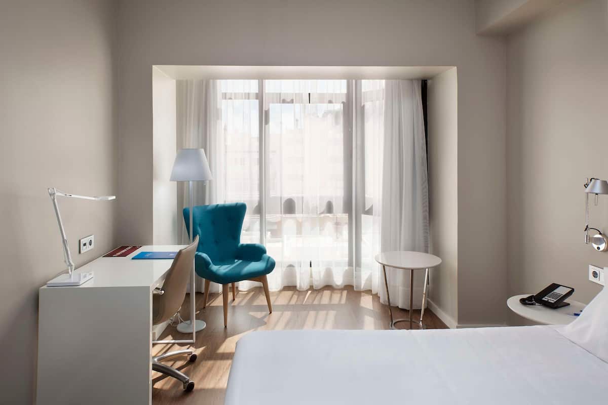 Minibar, coffres-forts dans les chambres, bureau, rideaux occultants