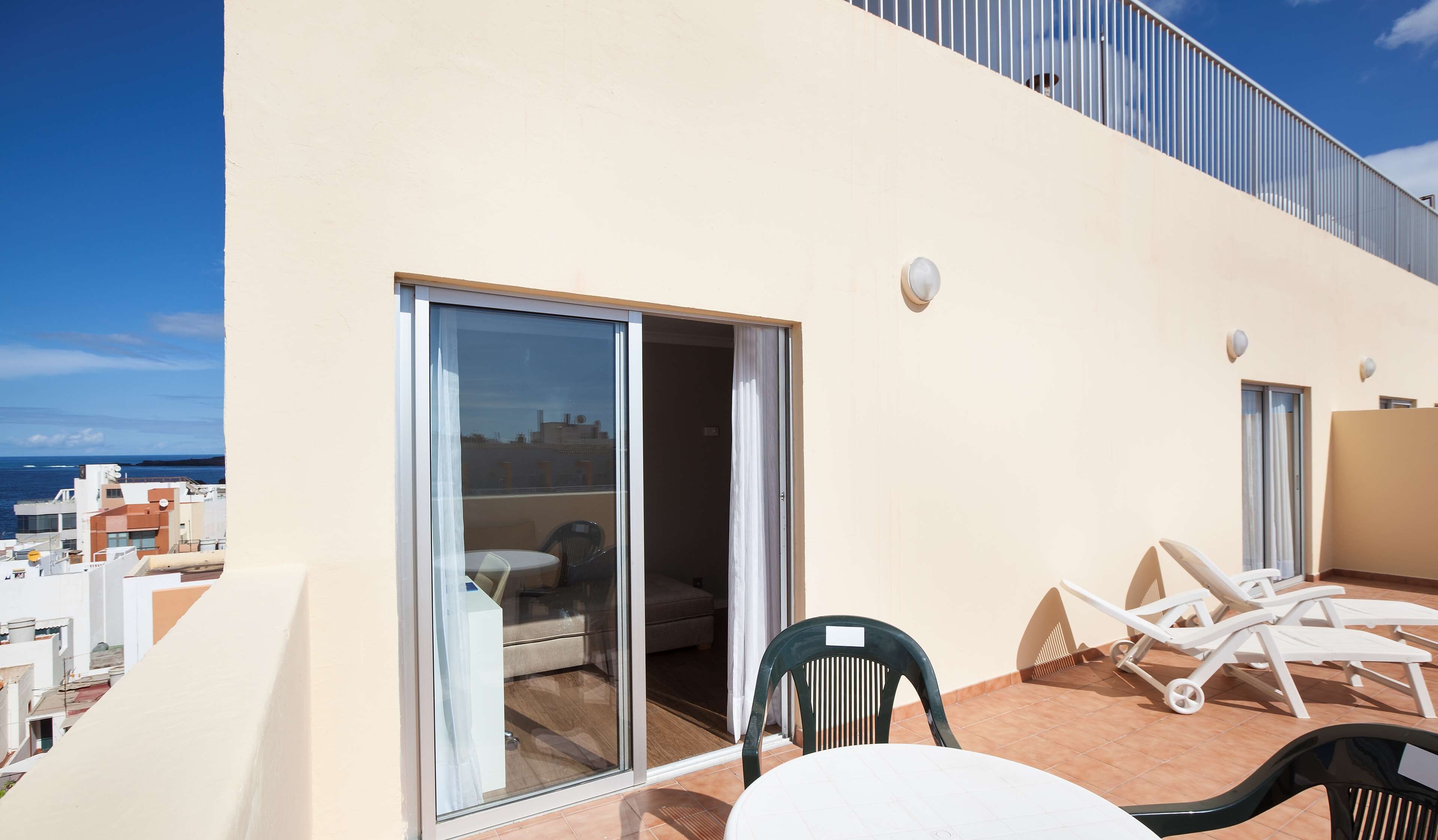 Minibar, caja fuerte, escritorio y cortinas opacas