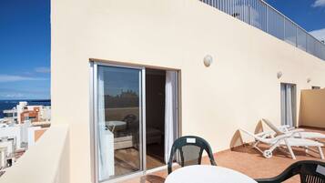 Minibar, Zimmersafe, Schreibtisch, Verdunkelungsvorhänge