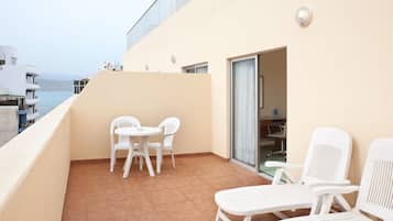 Minibar, caja fuerte, escritorio y cortinas opacas