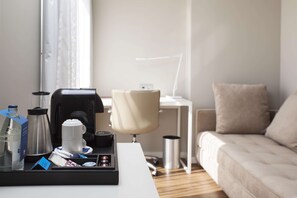 Een minibar, een kluis op de kamer, een bureau, verduisterende gordijnen