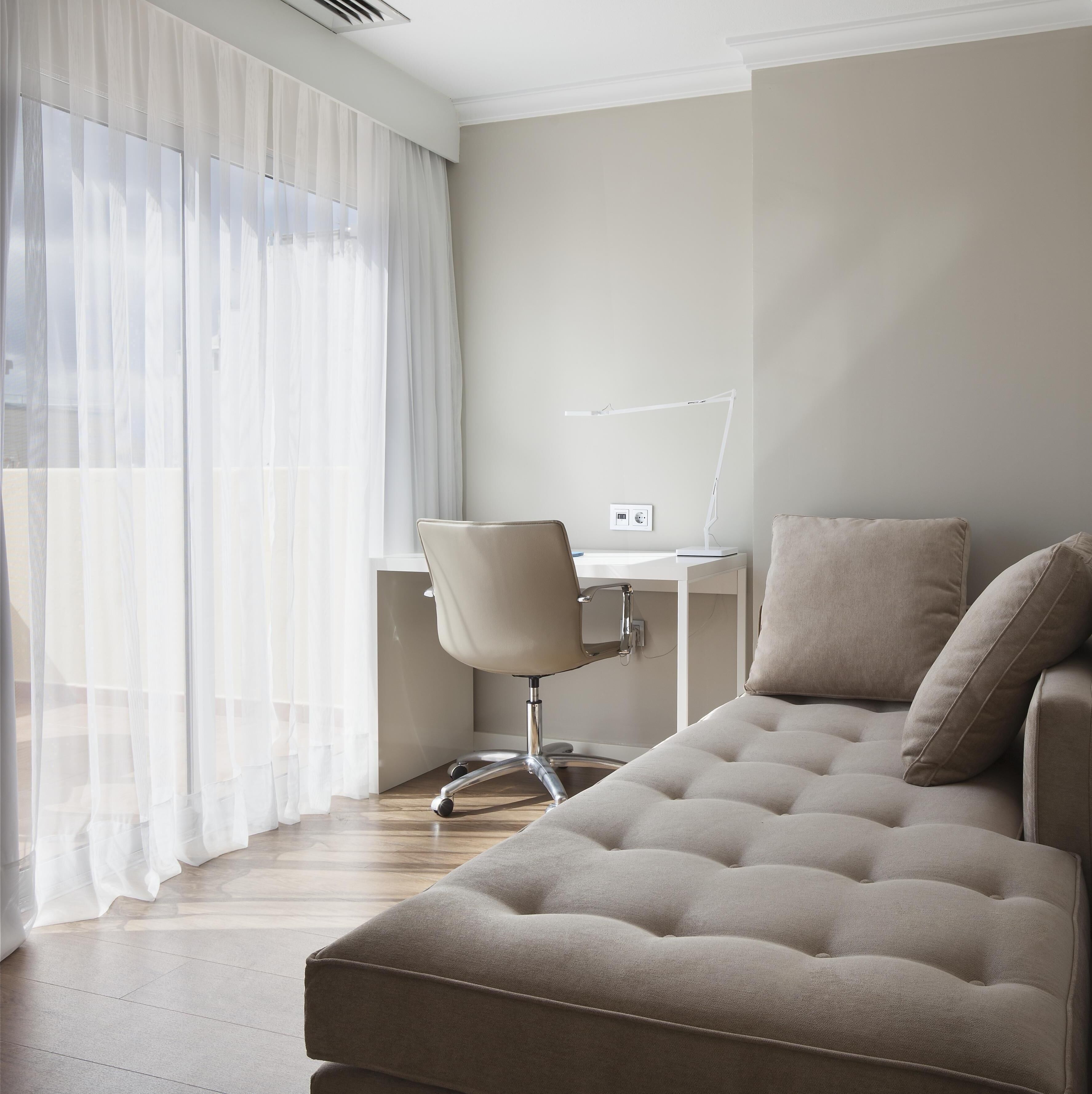 Frigobar, cofres nos quartos, escrivaninha, cortinas blackout