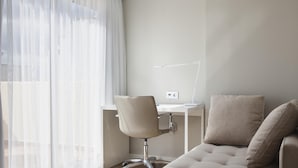 A modern room with a sofa, a desk, and a chair. - NH Las Palmas Playa las Canteras (Las Palmas de Gran Canaria)