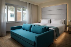 Habitación triple superior | Ropa de cama de alta calidad y minibar 