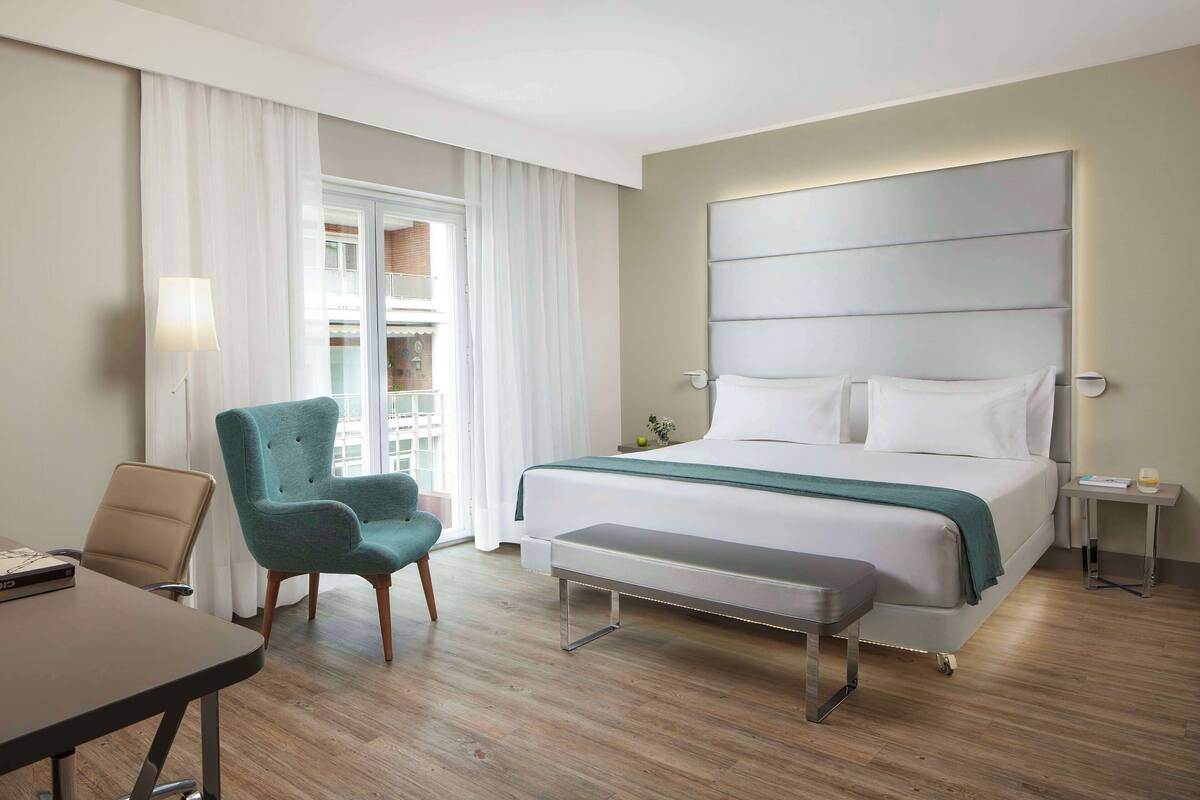 Ropa de cama de alta calidad, minibar, caja fuerte y escritorio
