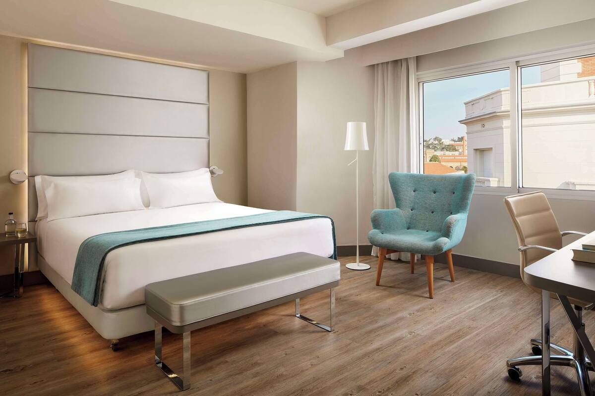 Ropa de cama de alta calidad, minibar, caja fuerte y escritorio