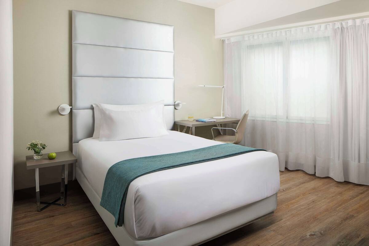 Habitación individual estándar | Ropa de cama de alta calidad, minibar, caja fuerte y escritorio