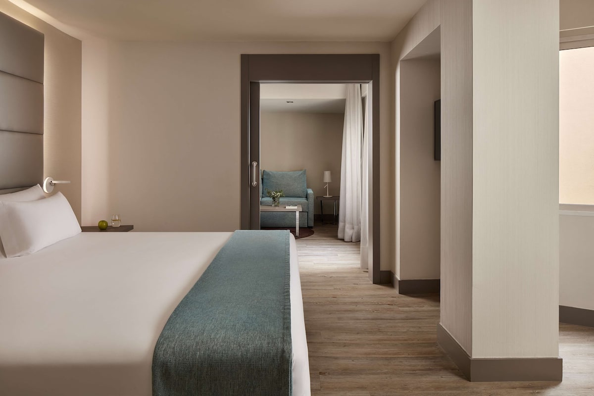 Ropa de cama de alta calidad, minibar, caja fuerte y escritorio