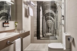 Chuveiro com efeito de chuva, produtos de toalete biodegradáveis