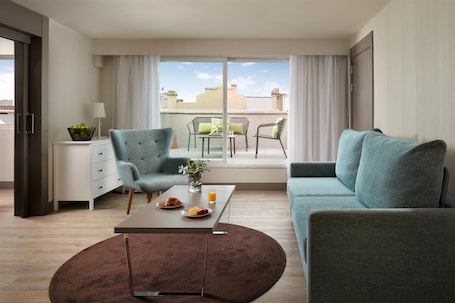 Premium bedding, minibar, in-room safe, desk