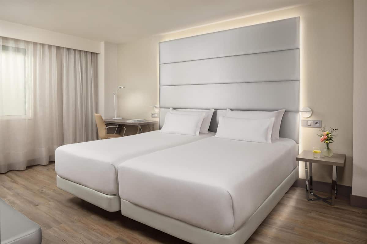 Habitación estándar | Ropa de cama de alta calidad, minibar, caja fuerte y escritorio