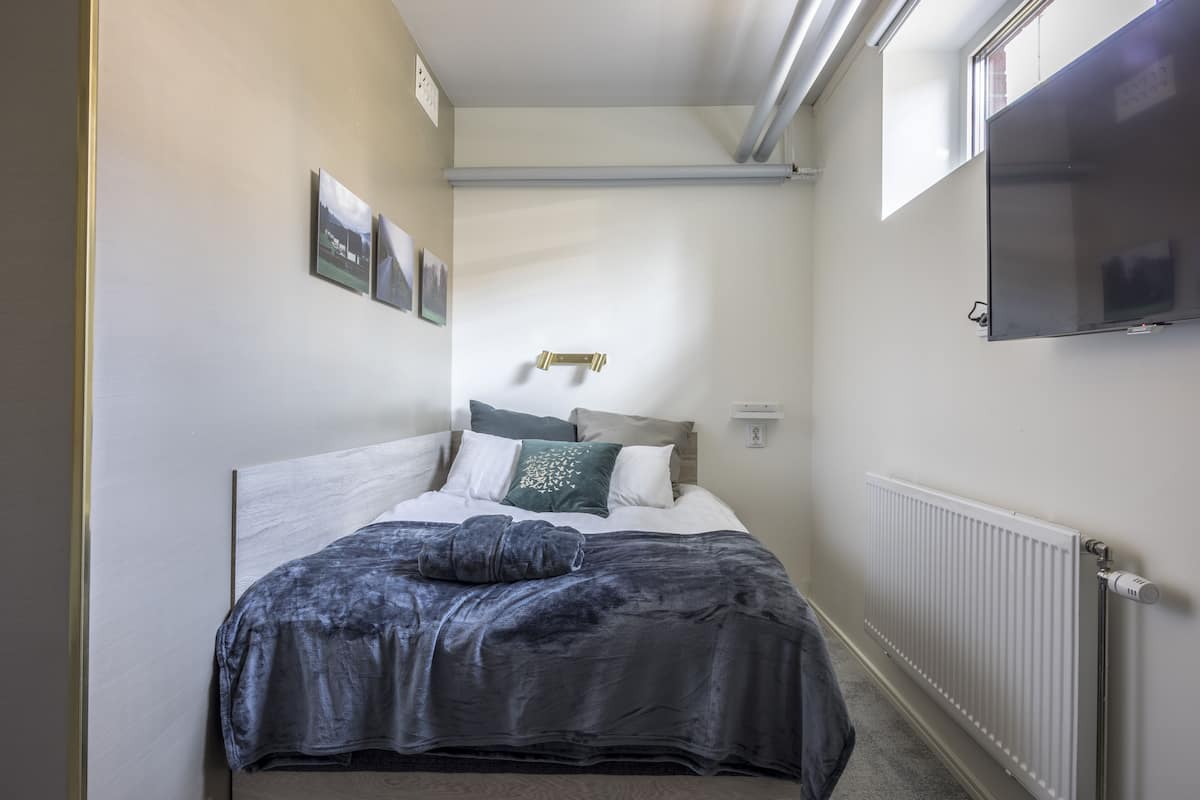 Economy Single Room | Premium bedding, pillowtop beds, in-room safe, desk