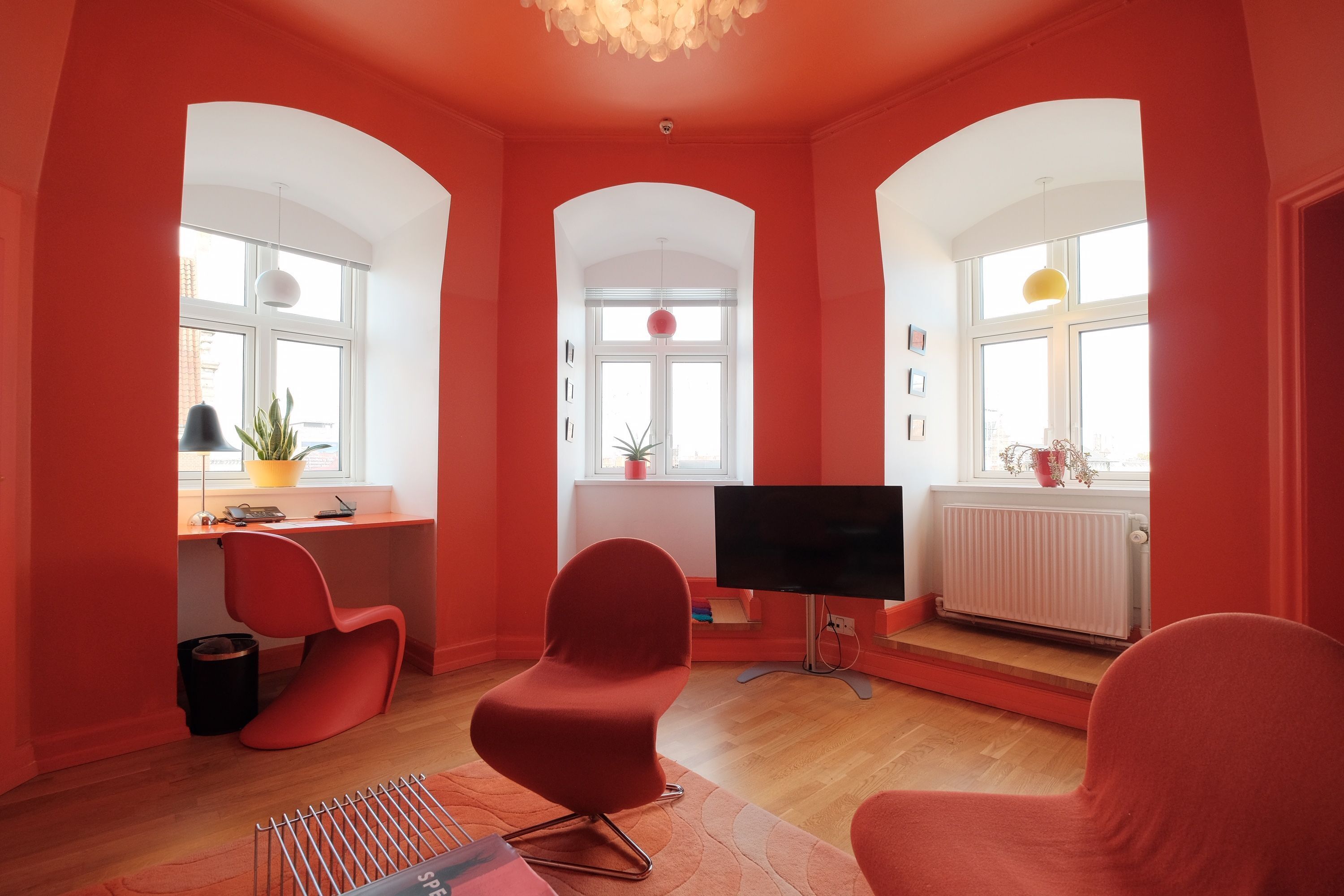 Colourful Vision Suite | Hypo-allergenic bedding, in-room safe, soundproofing, iron/ironing board