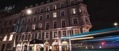 واجهة المنشأة - في المساء/الليل