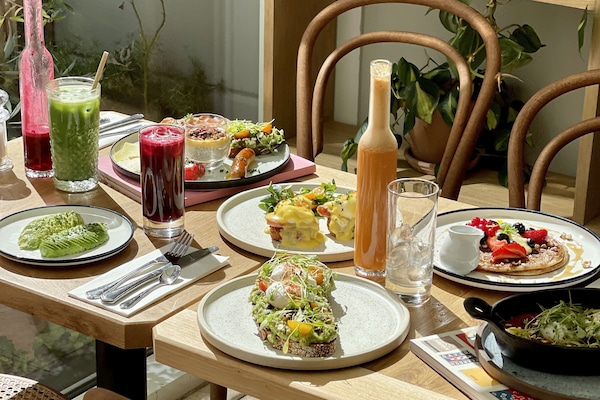 Frukost med lokala rätter varje dag (DKK 195 per person)