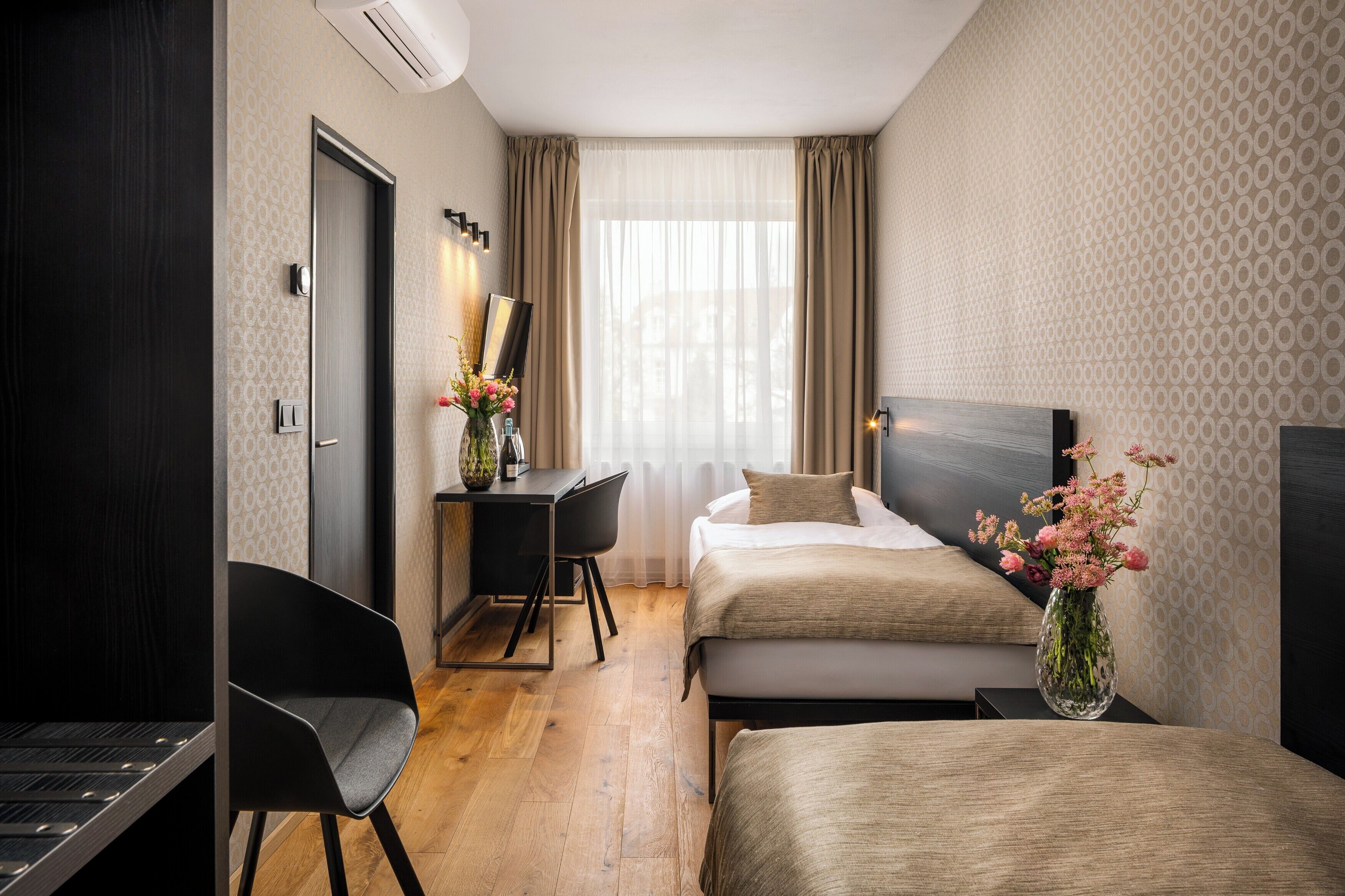 Hochwertige Bettwaren, Betten mit Memory-Foam-Matratzen, Zimmersafe