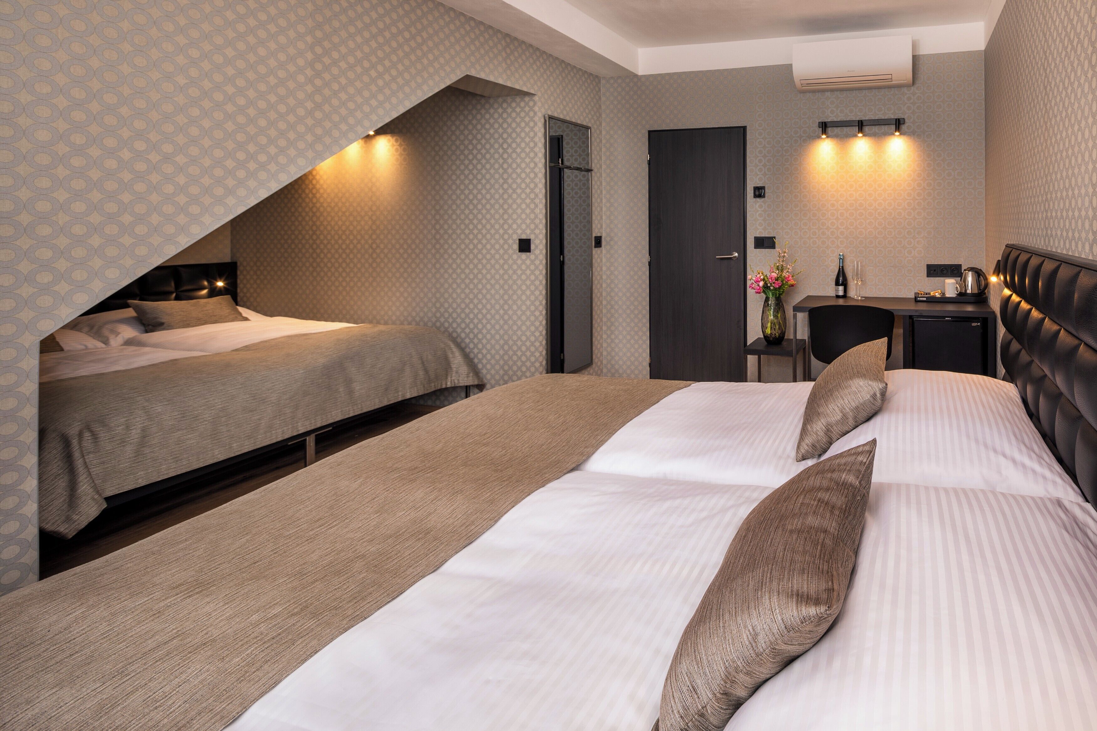 Neljän hengen standard-huone | Ylelliset vuodevaatteet, memory foam -patjalliset sängyt