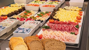 朝食 (ビュッフェ)、毎日提供 (無料)