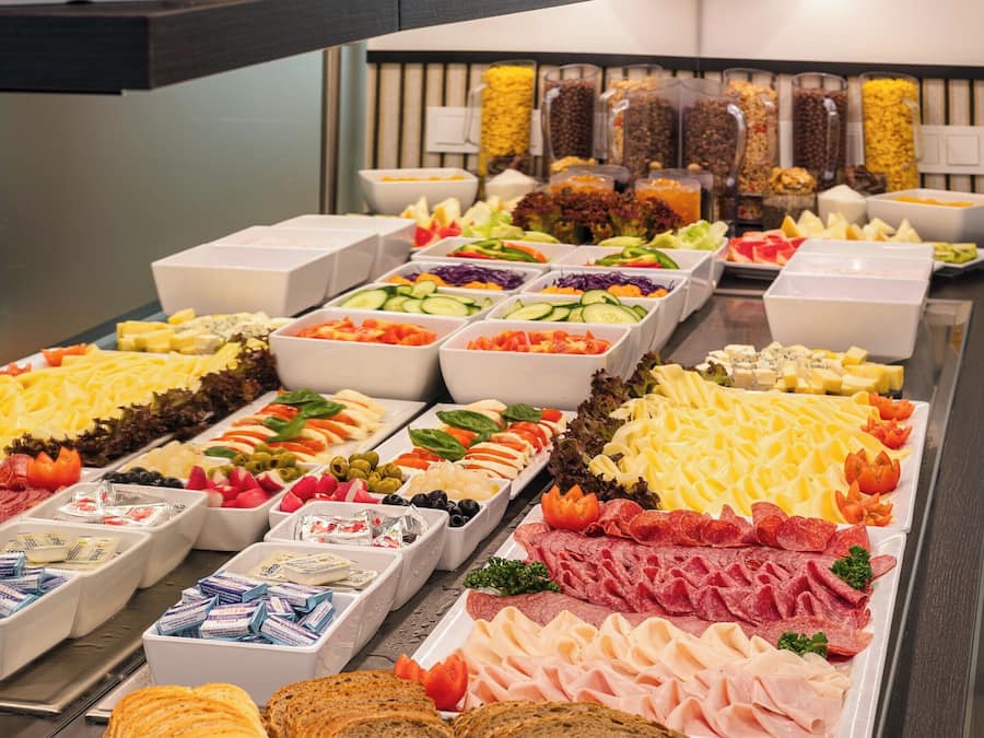Café da manhã com buffet grátis todos os dias