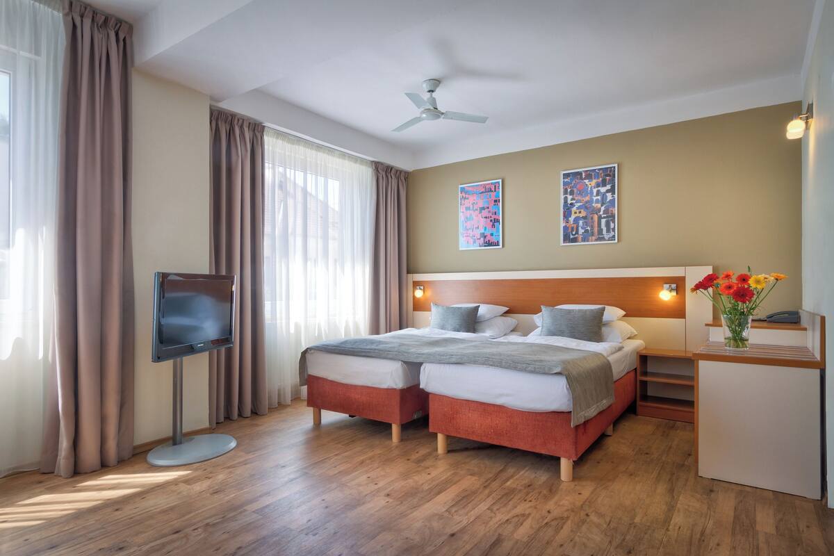 Hochwertige Bettwaren, Betten mit Memory-Foam-Matratzen, Zimmersafe