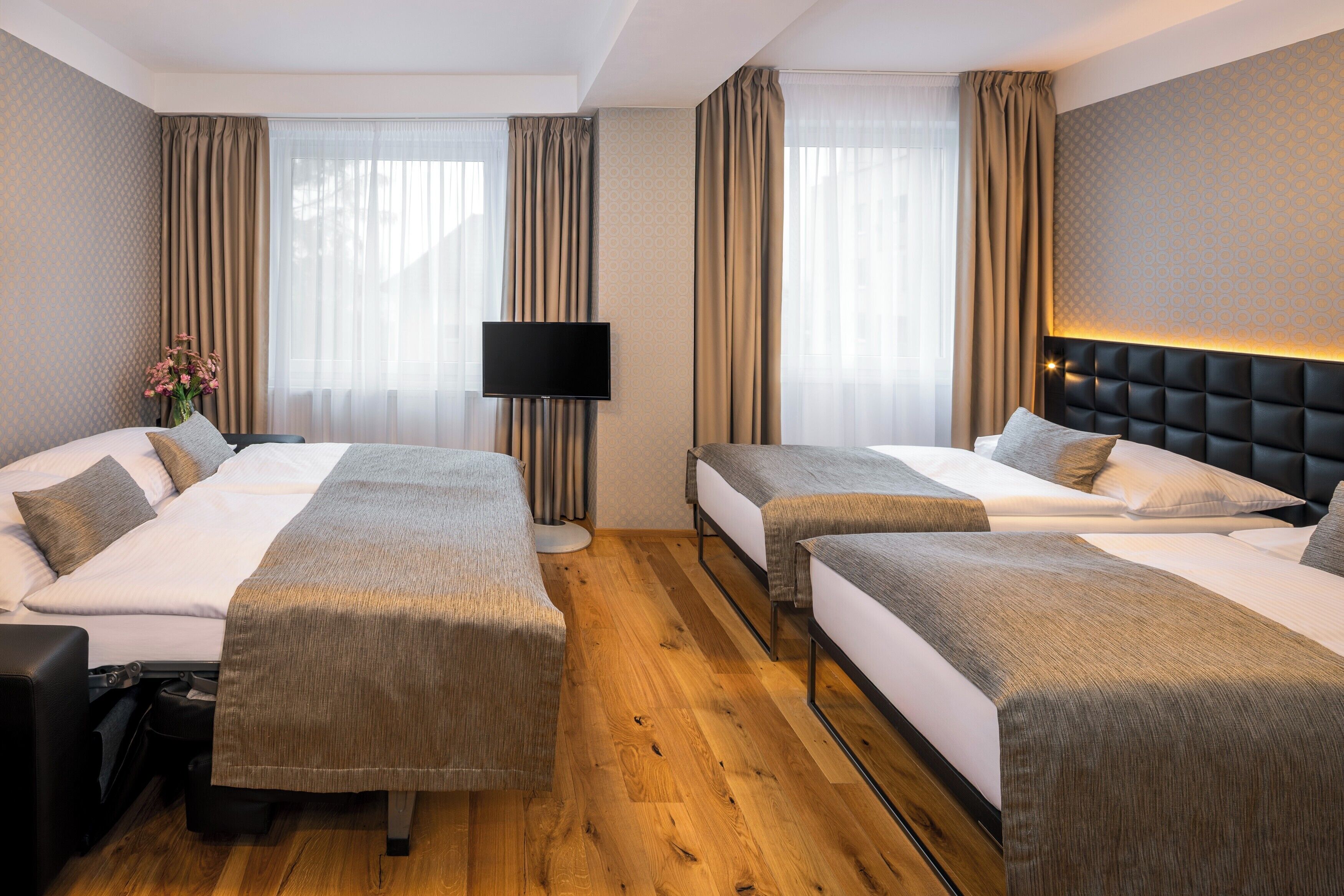 Hochwertige Bettwaren, Betten mit Memory-Foam-Matratzen, Zimmersafe