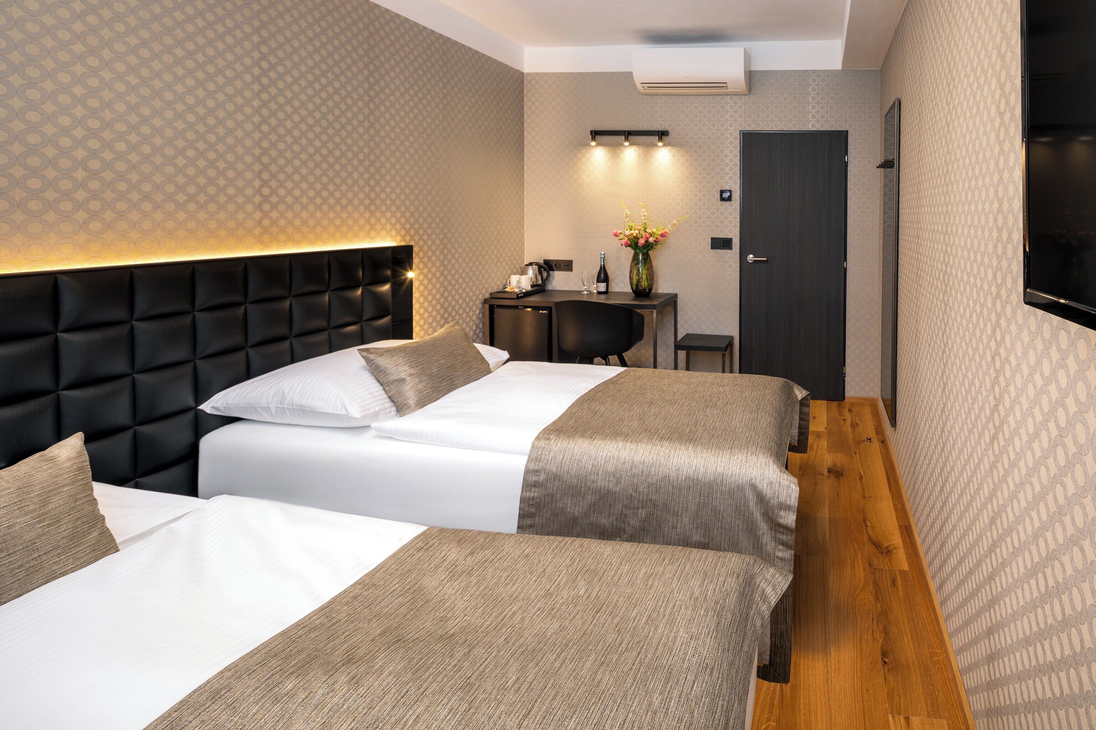 Hochwertige Bettwaren, Betten mit Memory-Foam-Matratzen, Zimmersafe